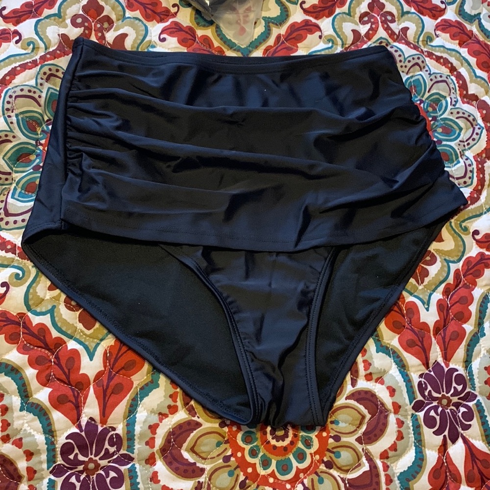 Black scrunched bottoms